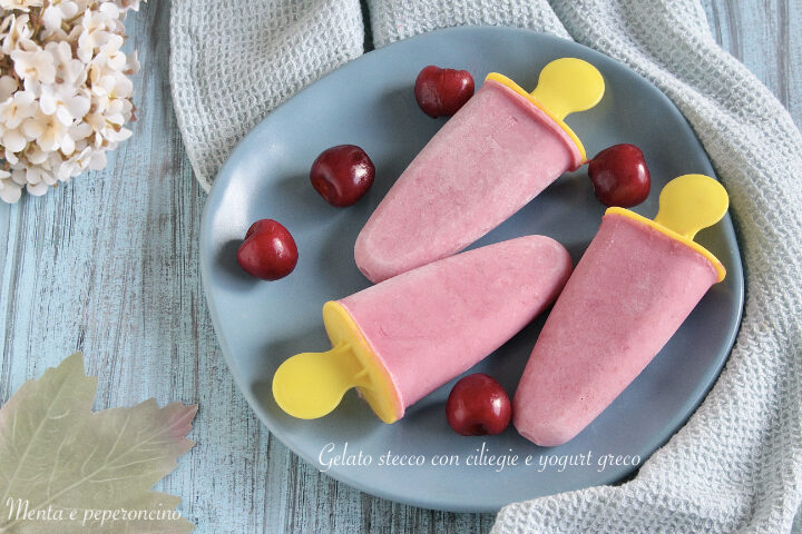 Gelato stecco con ciliegie e yogurt greco