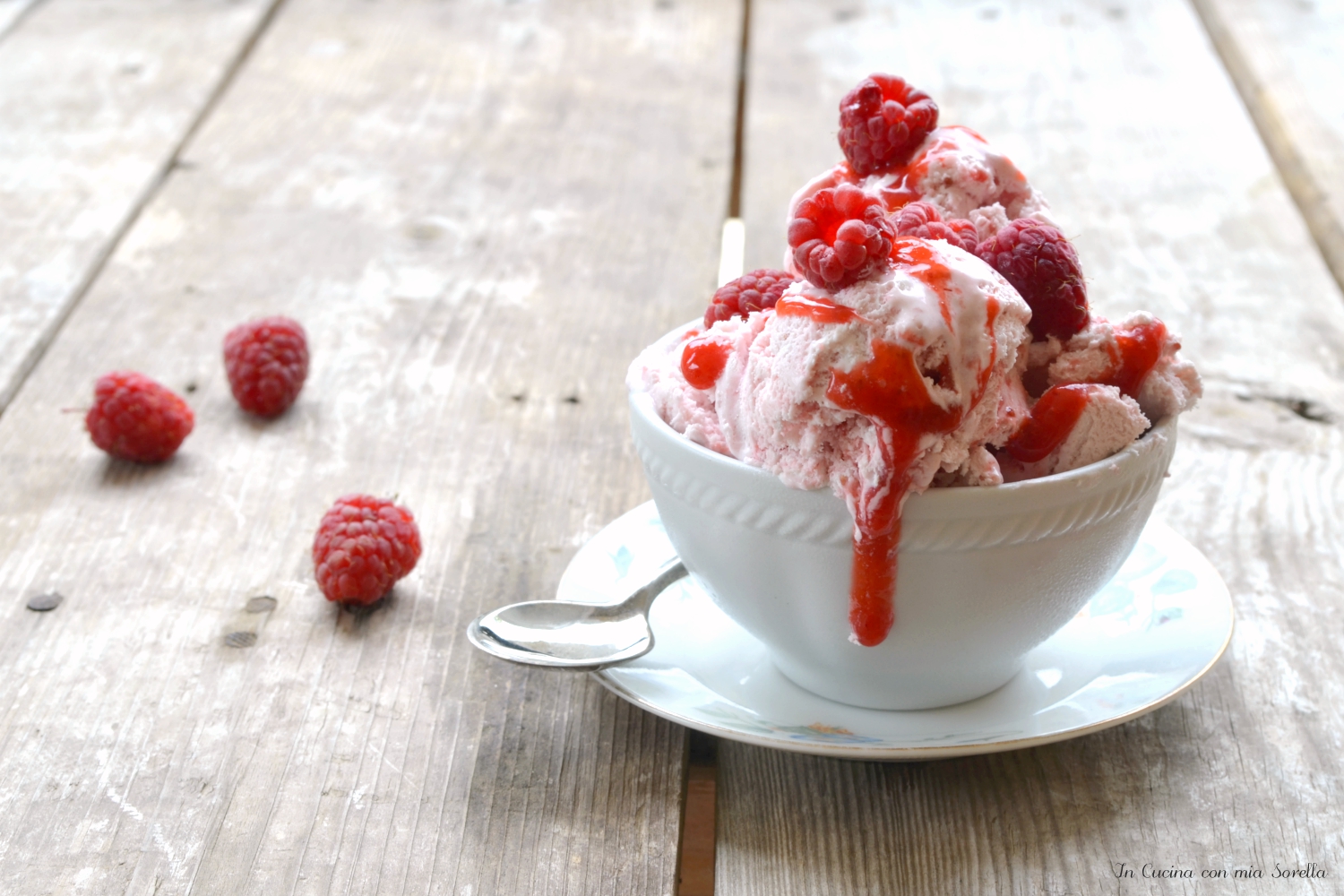 Gelato variegato al lampone