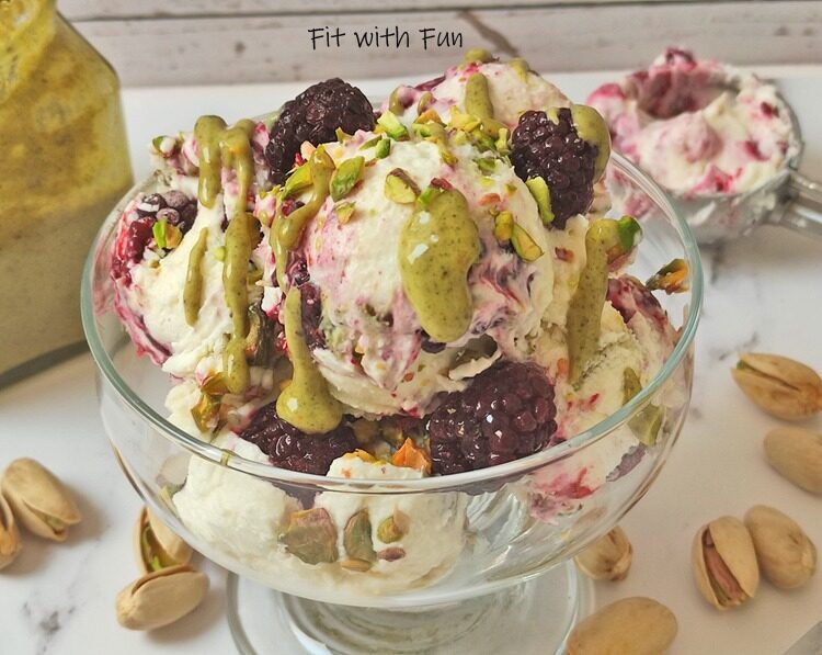 Gelato variegato al pistacchio e more senza zucchero né cottura