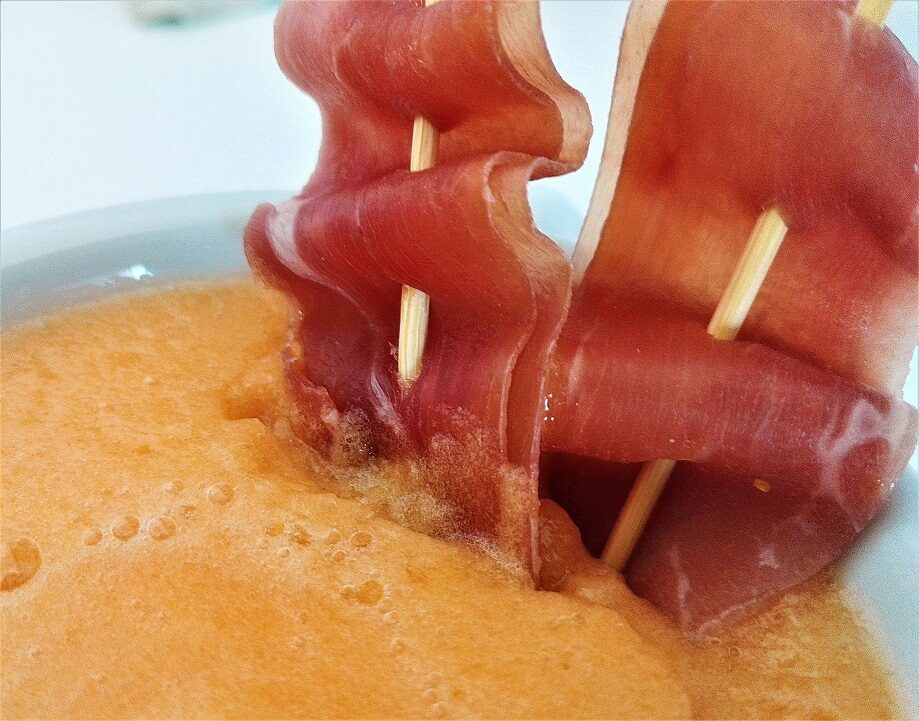 Gelo di melone con prosciutto crudo croccante