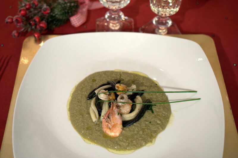 Gemelli al nero con frutti di mare su letto di fave e cicoria #profumodinatale