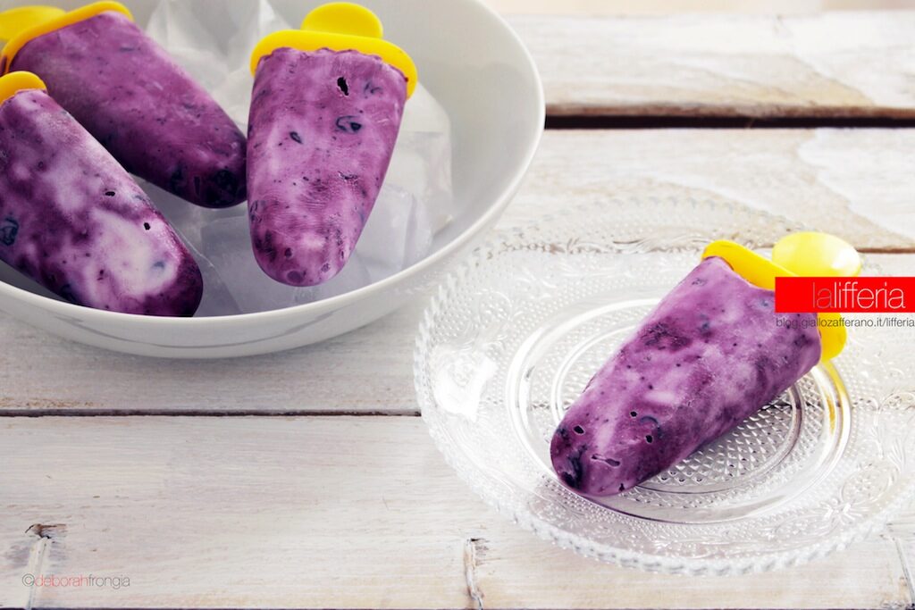 Ghiaccioli ai mirtilli e yogurt