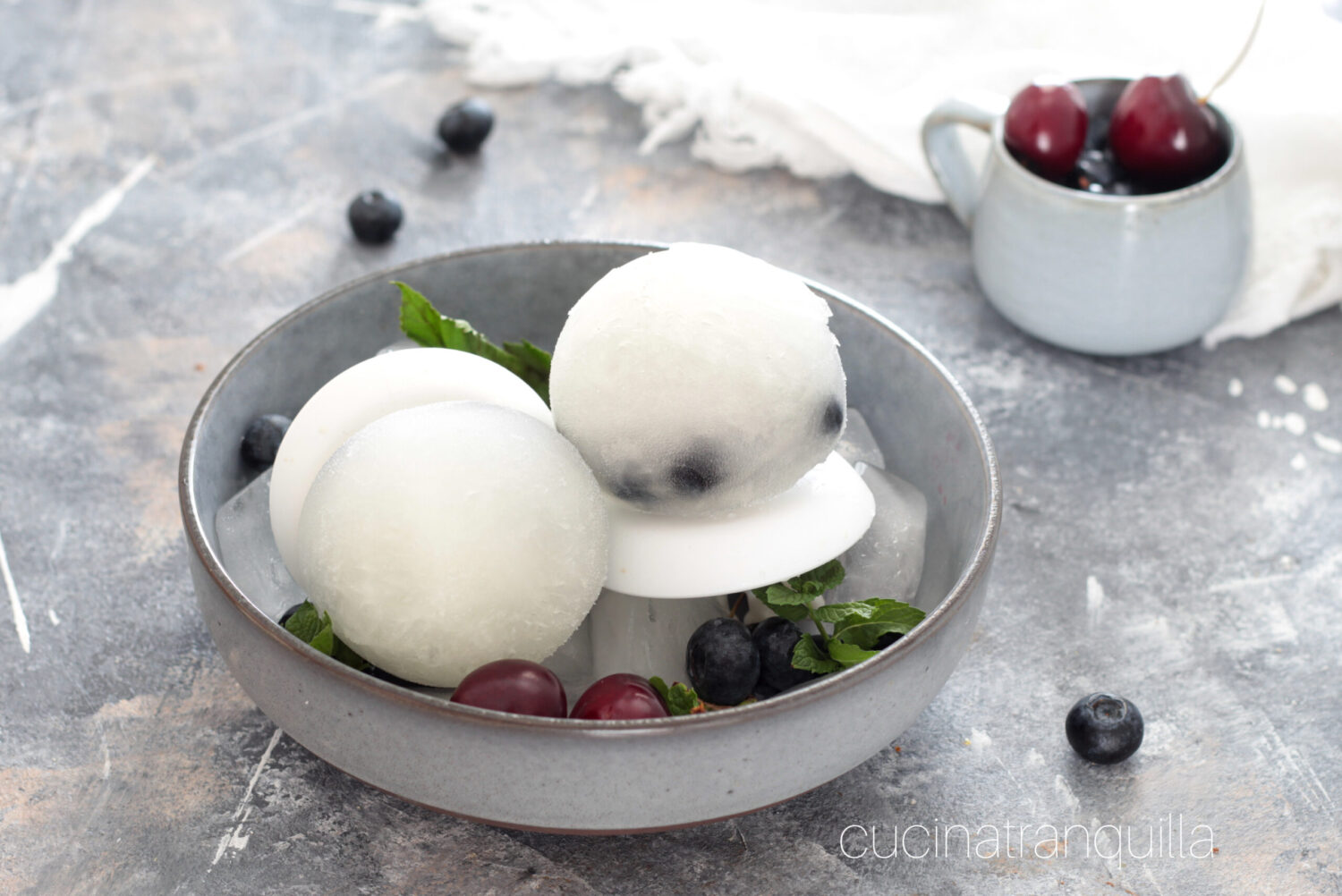 Ghiaccioli al limone con mirtilli