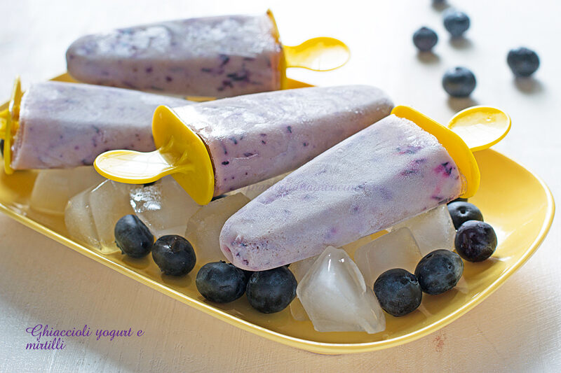 Ghiaccioli yogurt e mirtilli golosi