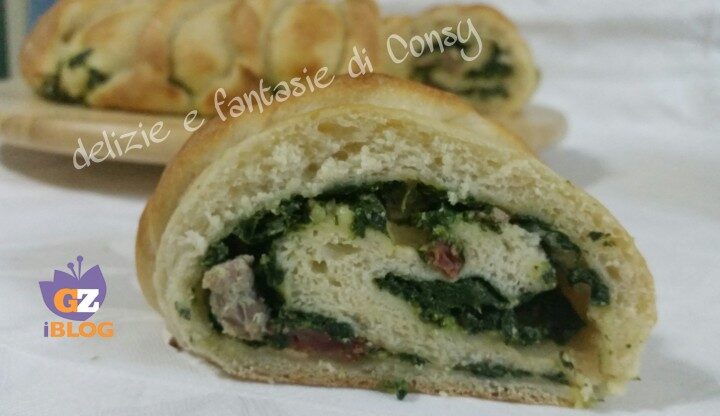 Ghirlanda di pane con spinaci ricotta e salsiccia