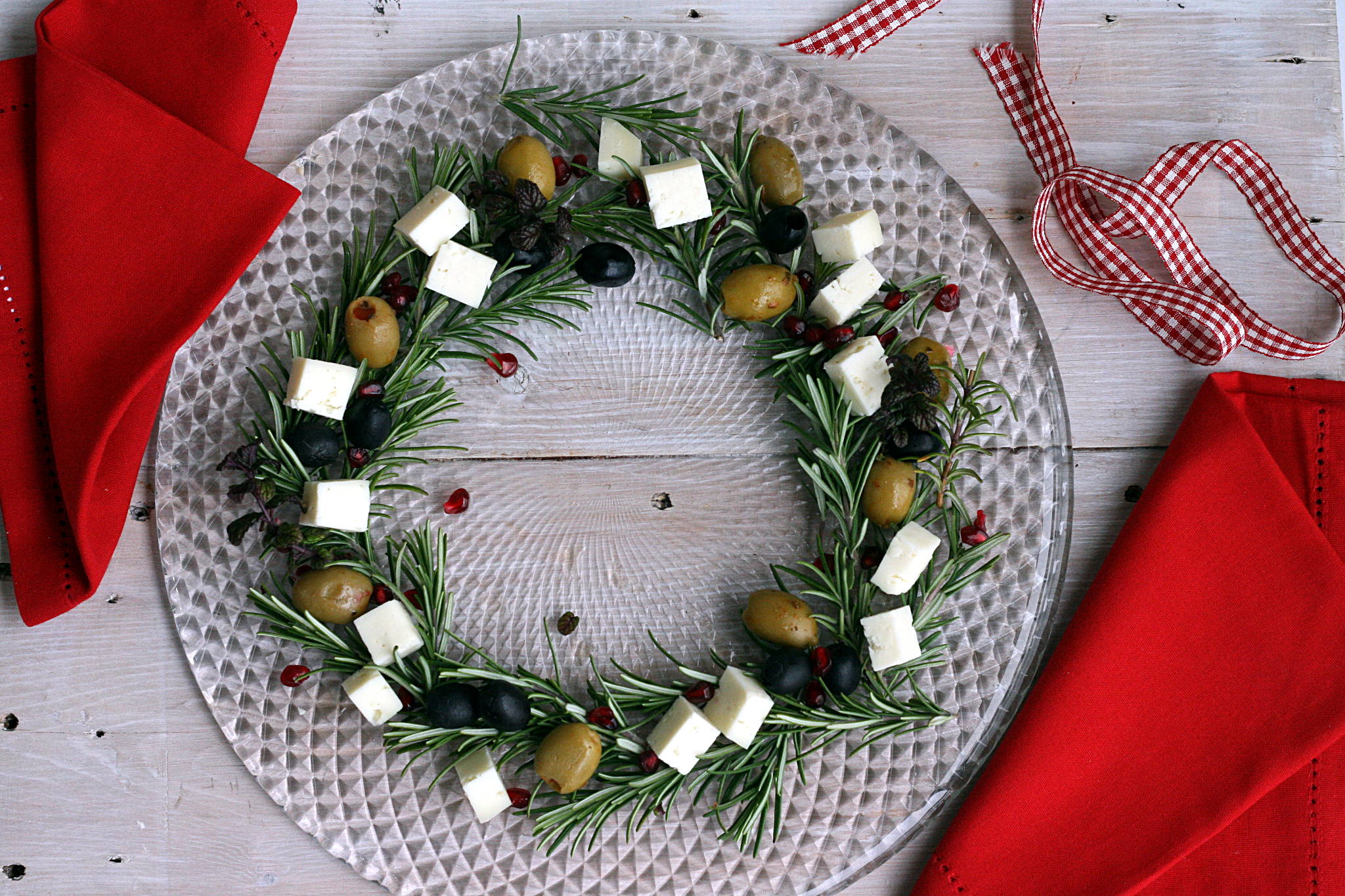Ghirlanda di rosmarino con olive e formaggi