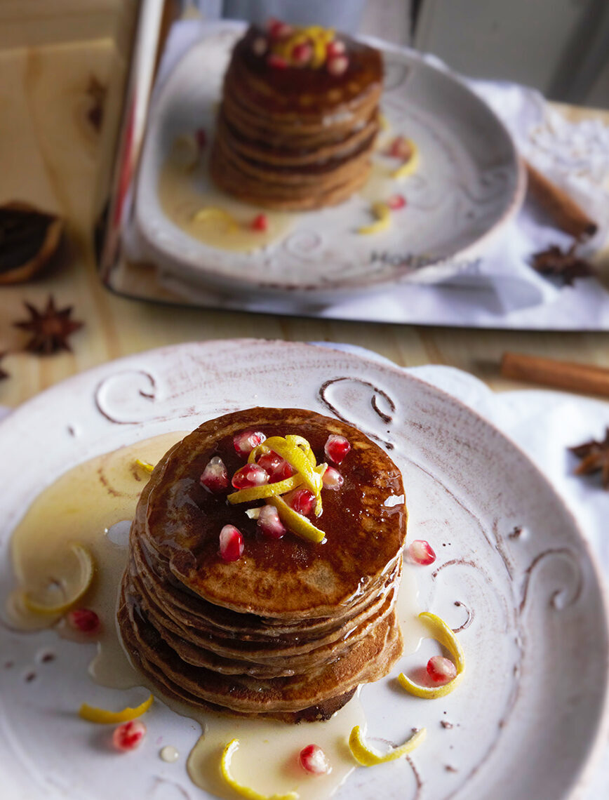 Gingerbread pancakes con salsa al limone e miele