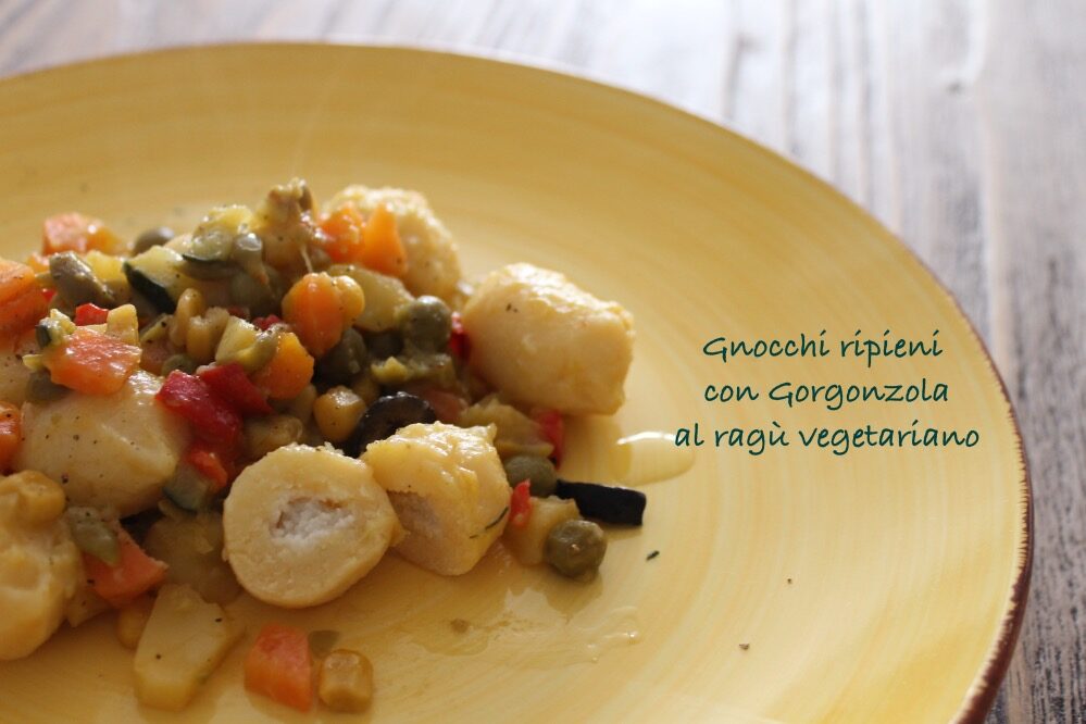 Giovedì vogliadignocchi 6: gnocchi ripieni con gorgonzola, al ragù vegetariano