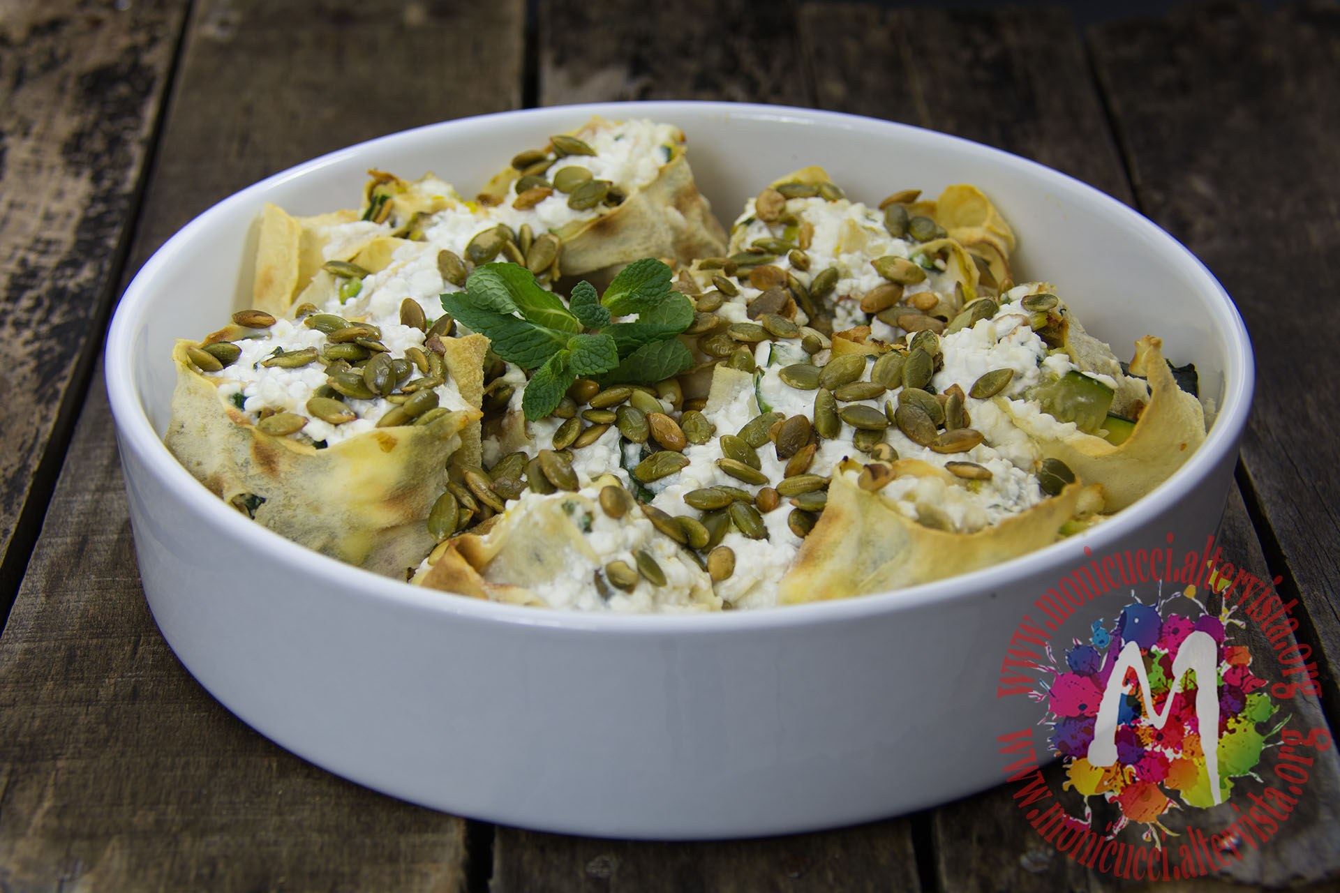 Girandole di pane carasau con zucchine, cuore di latte e menta