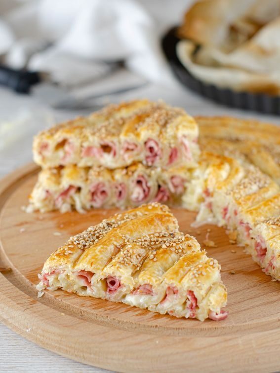 Girella di pasta sfoglia ripiena di prosciutto e stracchino