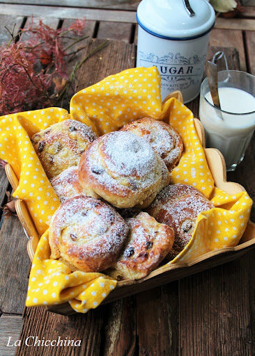 Girelle con crema e uvetta