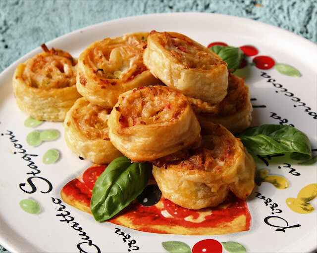 Girelle con patate, pomodoro e formaggio