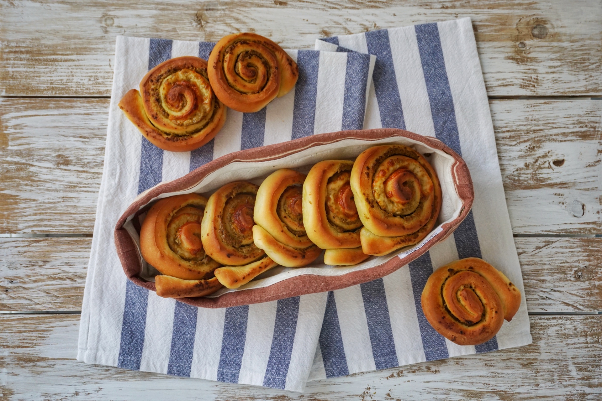 Girelle con pesto al basilico e scamorza