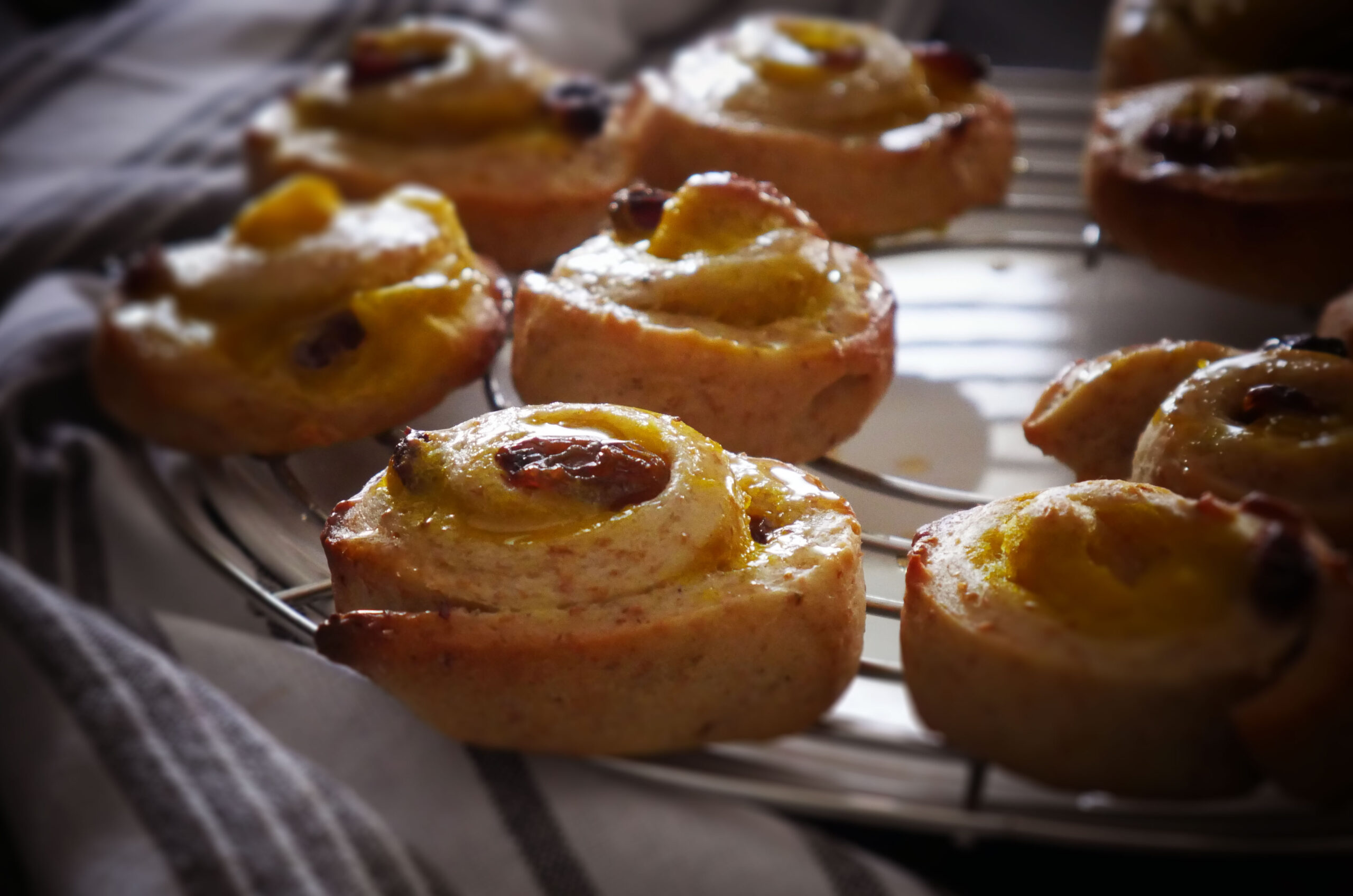 Girelle con uvetta e crema | ricetta facilissima
