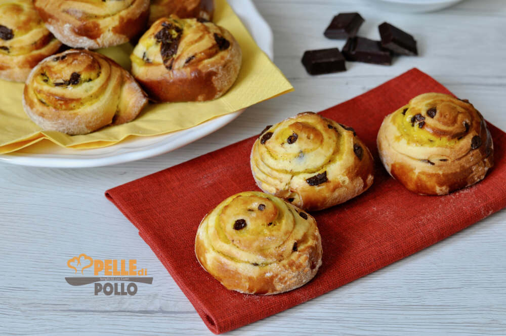 Girelle di brioche con crema e cioccolato