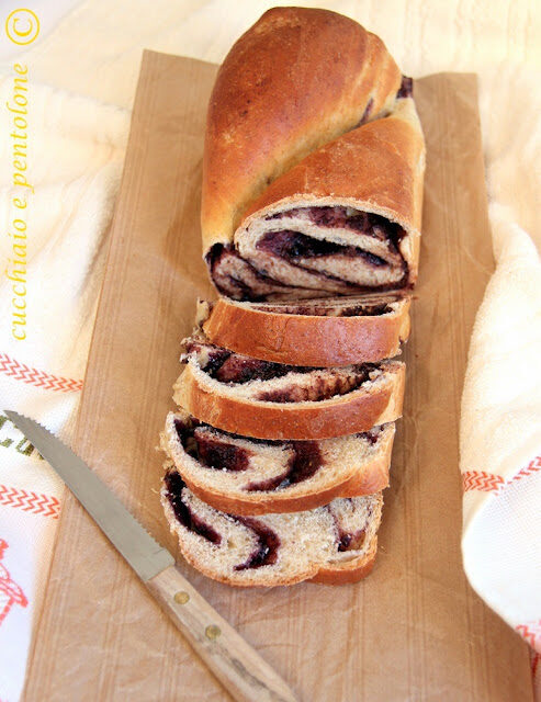 Girelle di brioche sfogliata con miele e nocciole, per una merenda da matti!