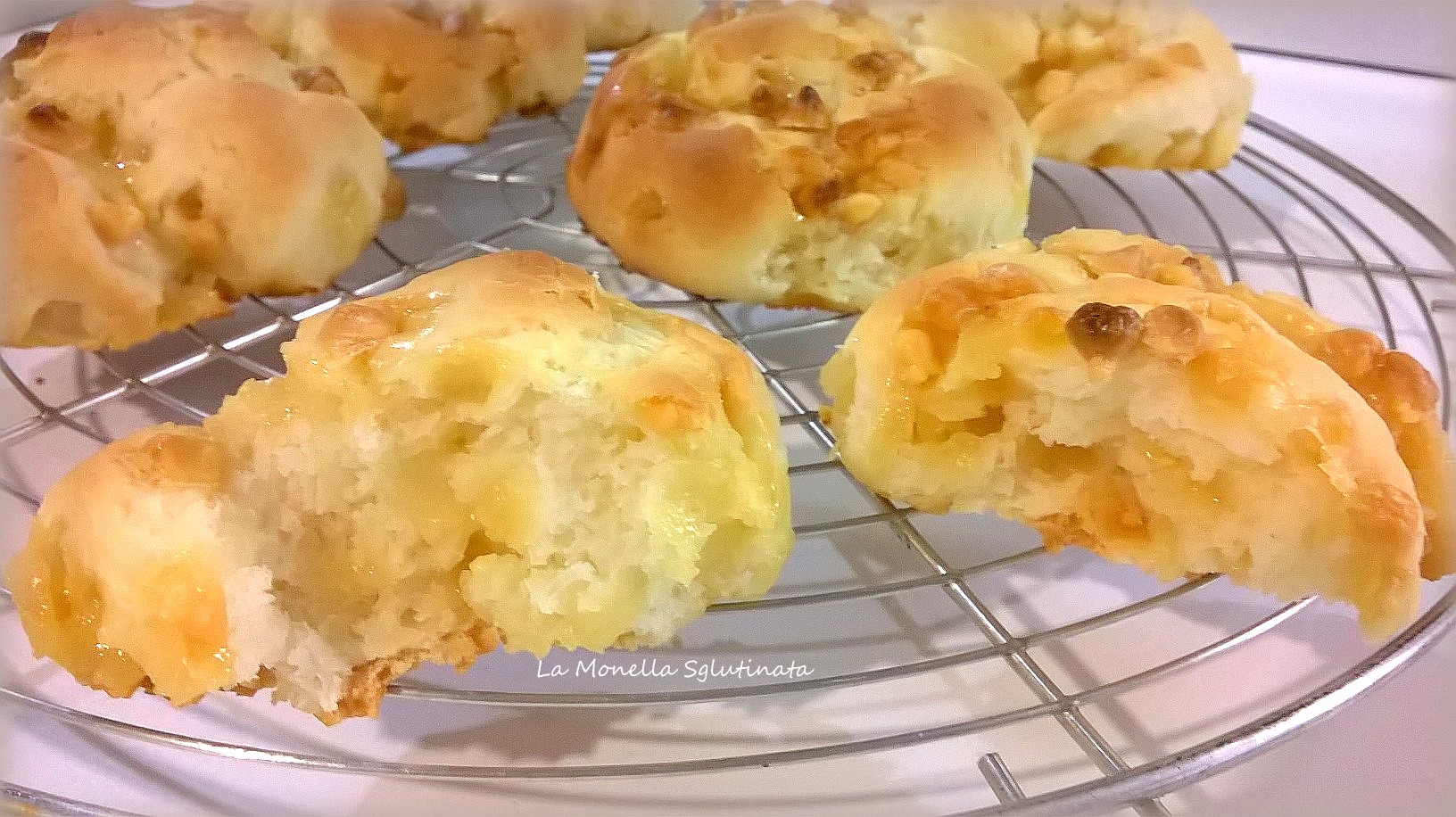 Girelle di brioches con gocce di cioccolato bianco