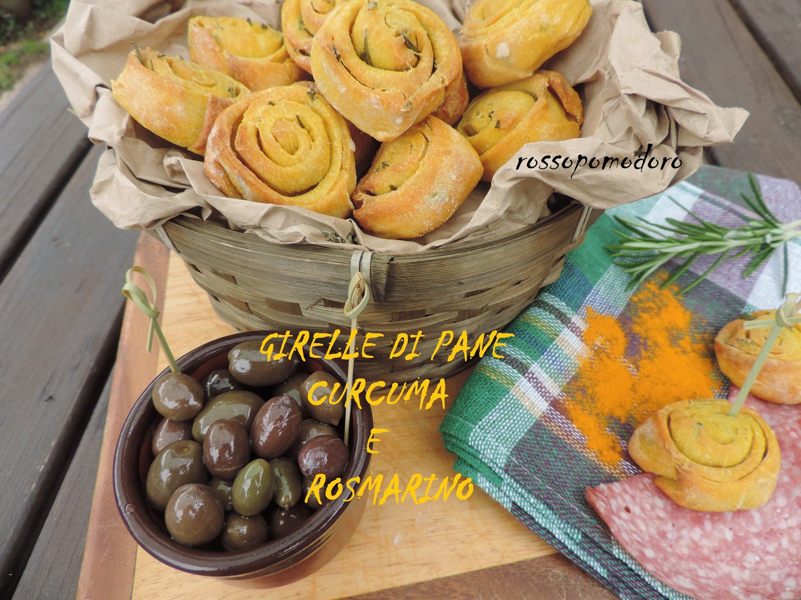 Girelle di pane alla curcuma e rosmarino