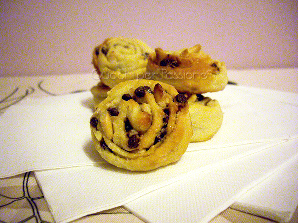 Girelle di pane con gocce di cioccolato e pinoli