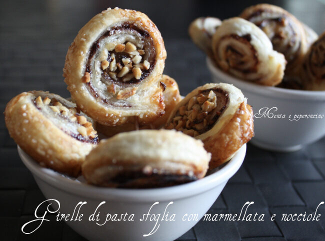 Girelle di pasta sfoglia con marmellata e nocciole