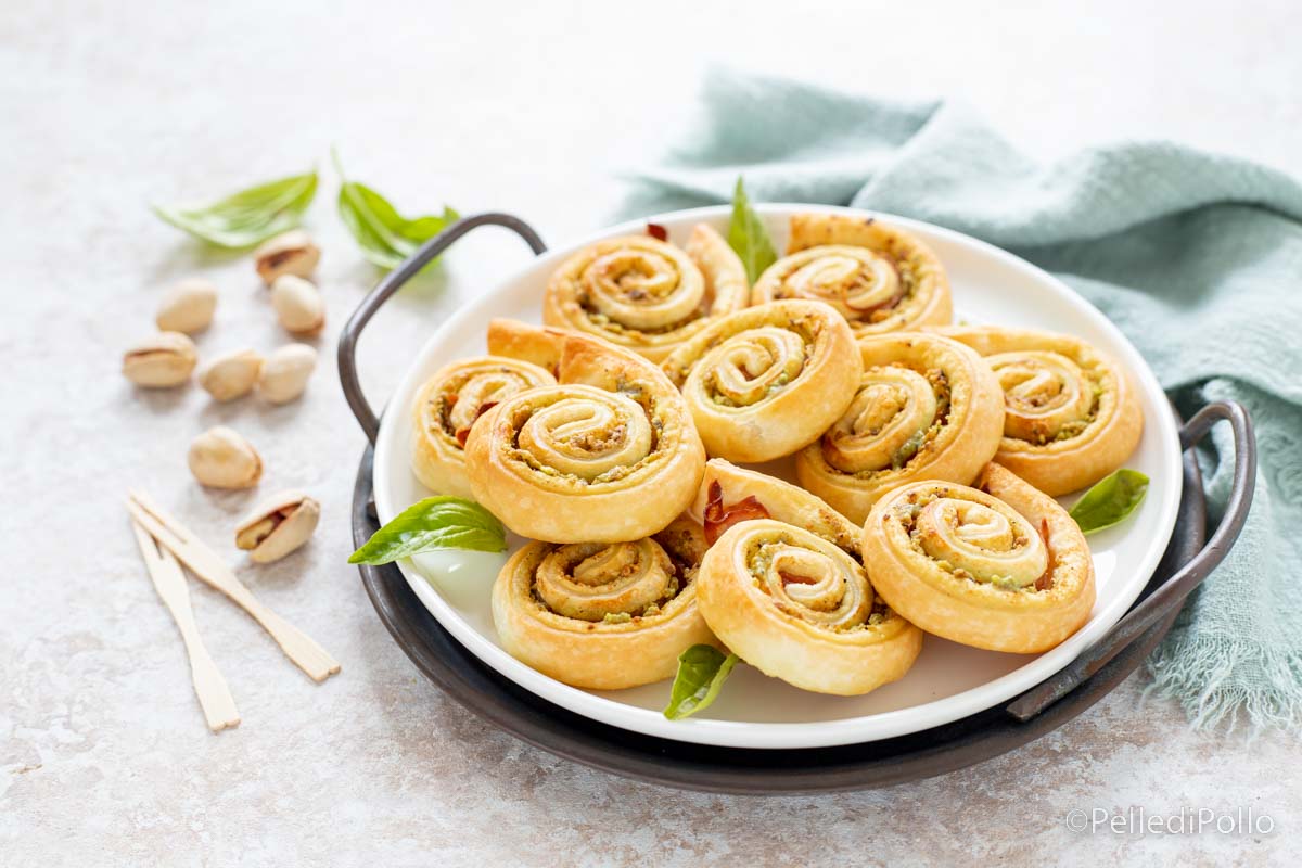 Girelle di pasta sfoglia con mortadella e pistacchi