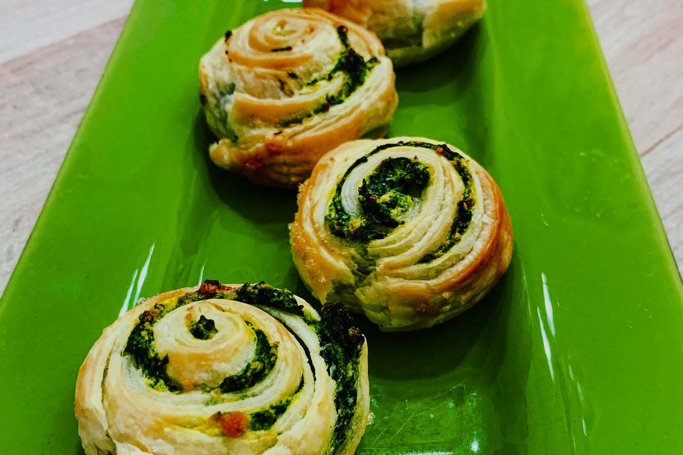 Girelle di pasta sfoglia con ricotta e spinaci