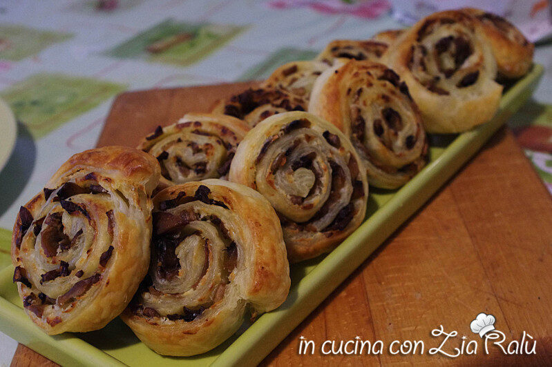 Girelle di pasta sfoglia funghi e robiola