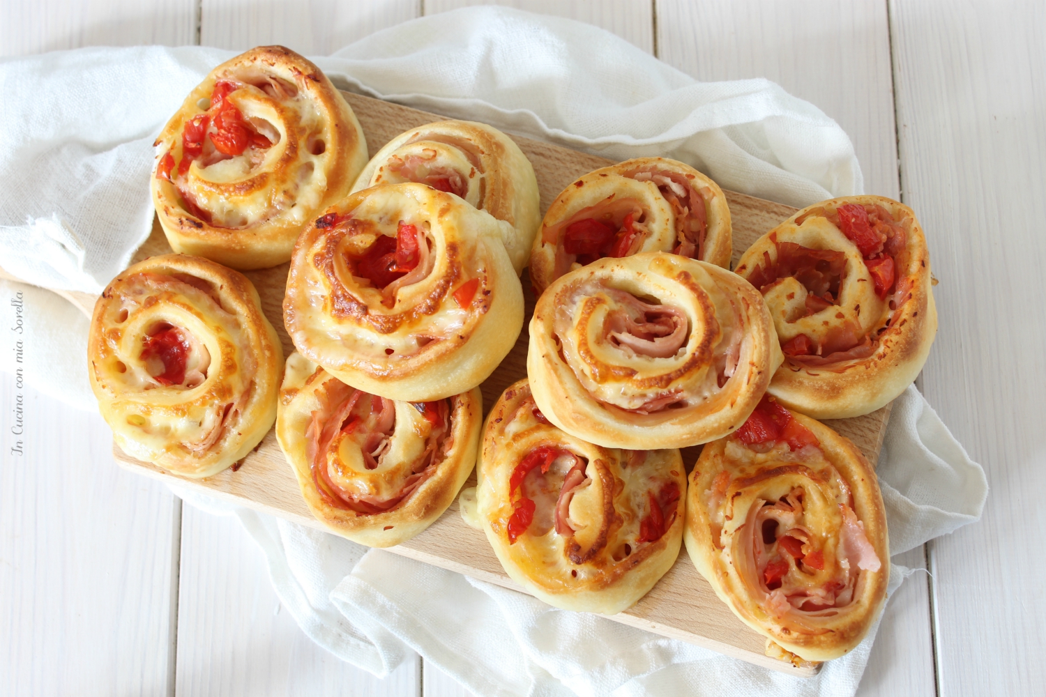 Girelle di pizza al prosciutto e pomodorini
