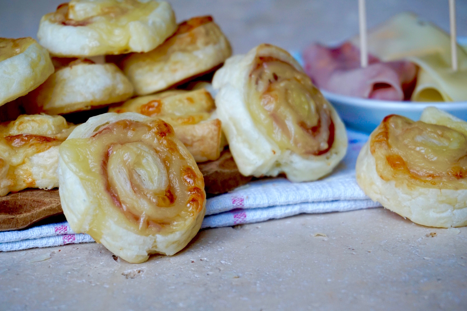 Girelle di sfoglia al prosciutto e formaggio