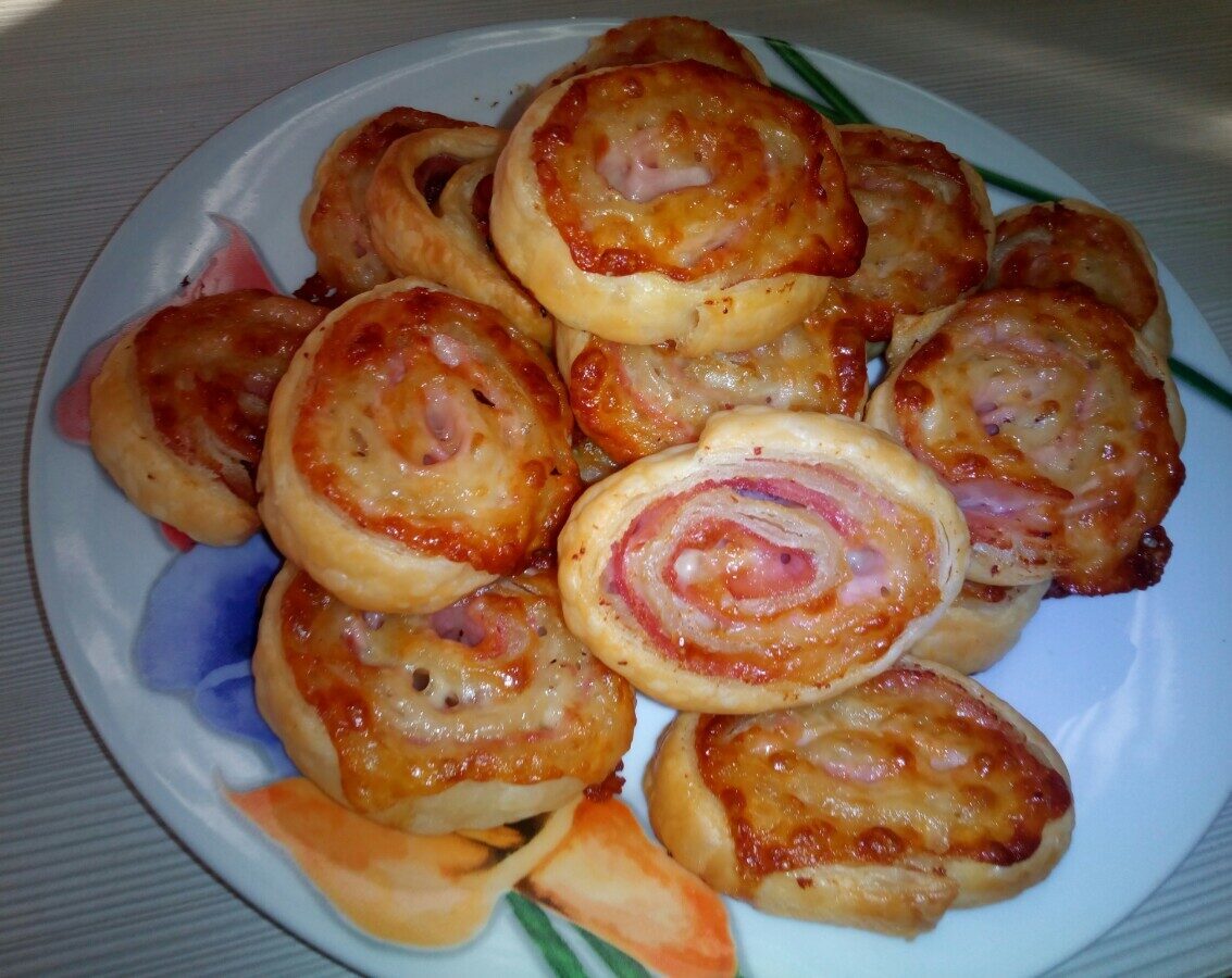 Girelle di sfoglia con cotto e provola