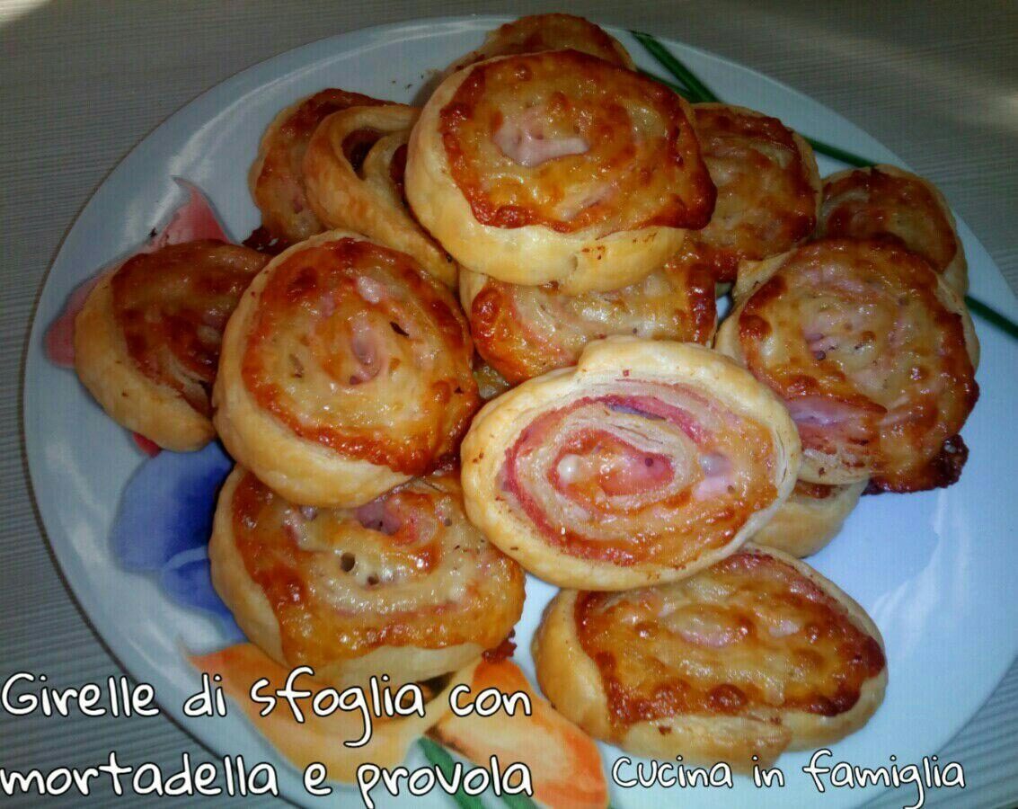 Girelle di sfoglia con mortadella e provola