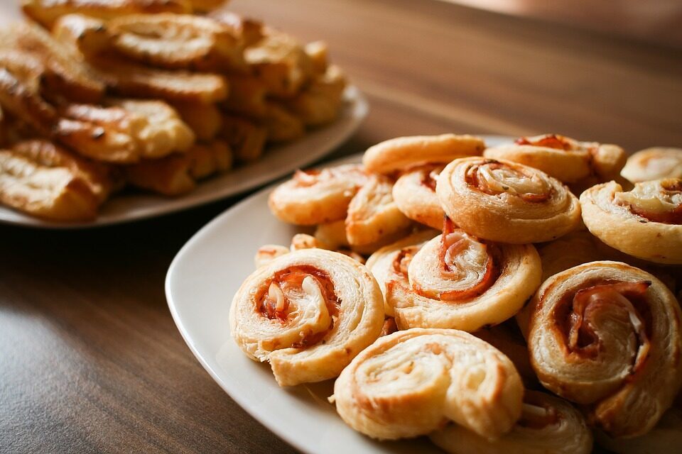 Girelle di sfoglia con prosciutto e philadelphia