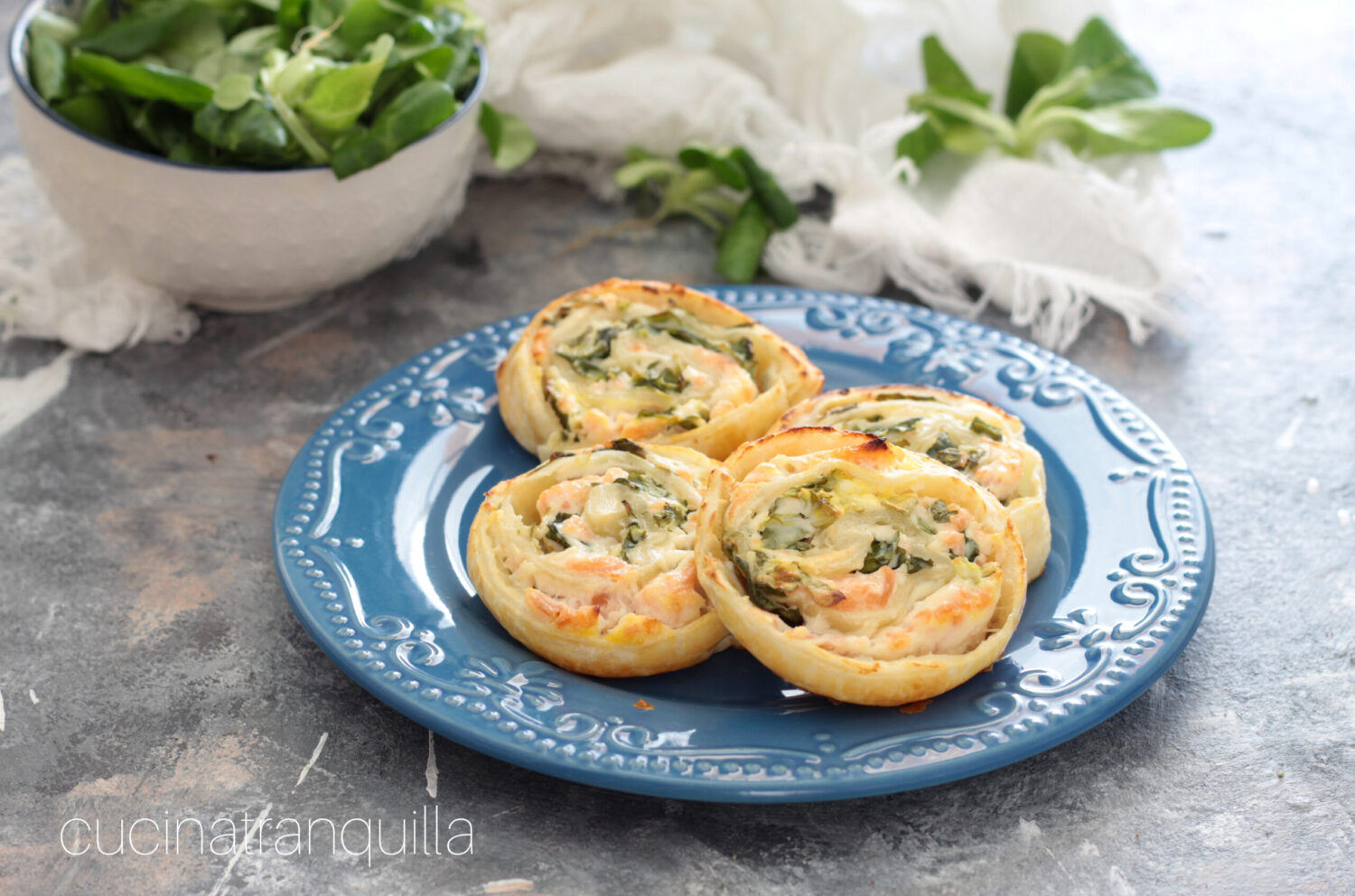 Girelle di sfoglia con salmone e ricotta