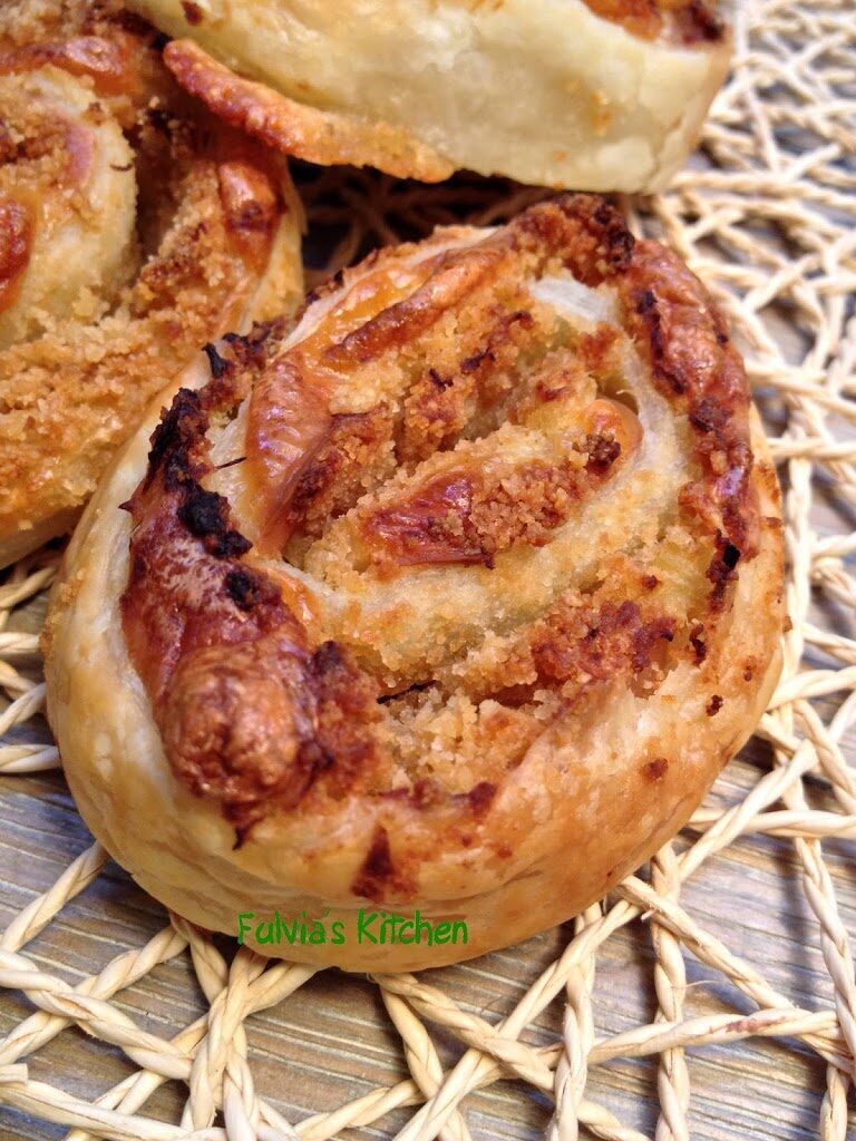 Girelle di sfoglia con scamorza affumicata e finocchi