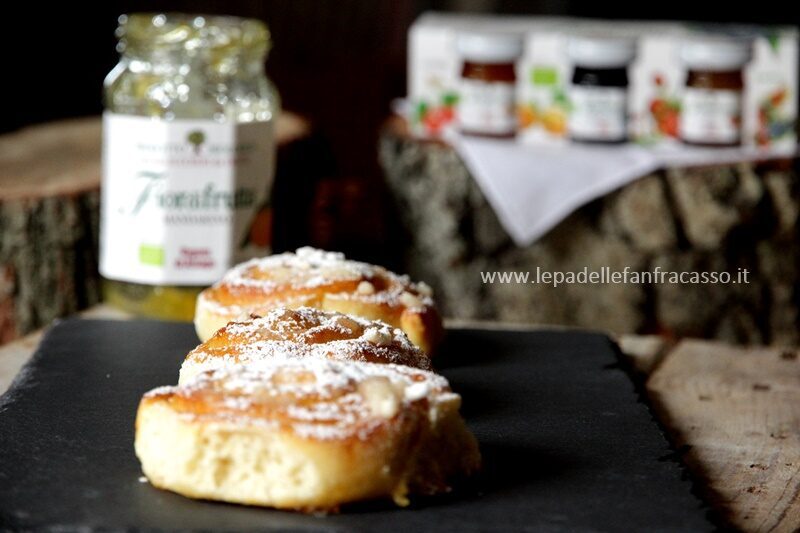Girelle dolci di pasta brioche al mandarino