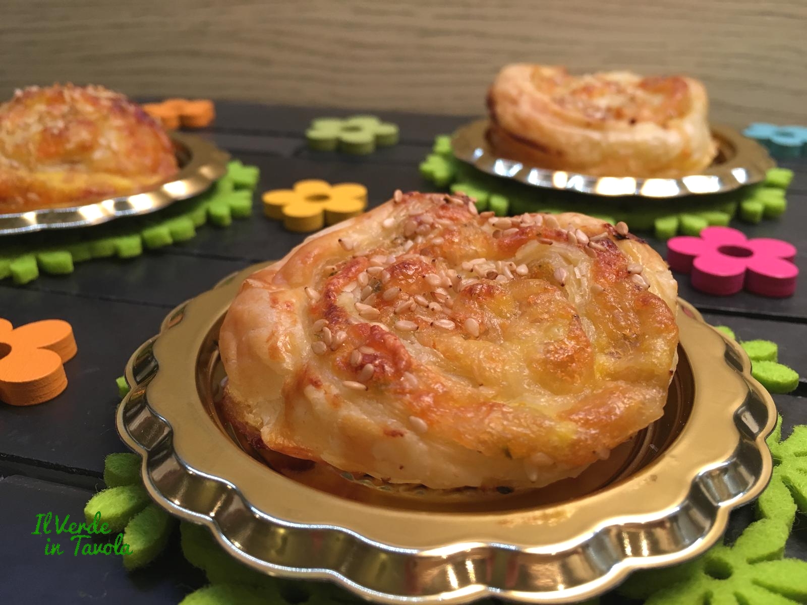 Girelle sfogliate con scamorza affumicata e verdure