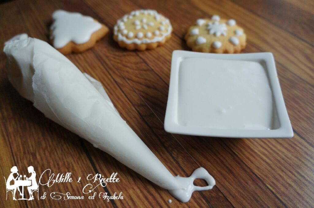 Glassa bianca per decorare i biscotti
