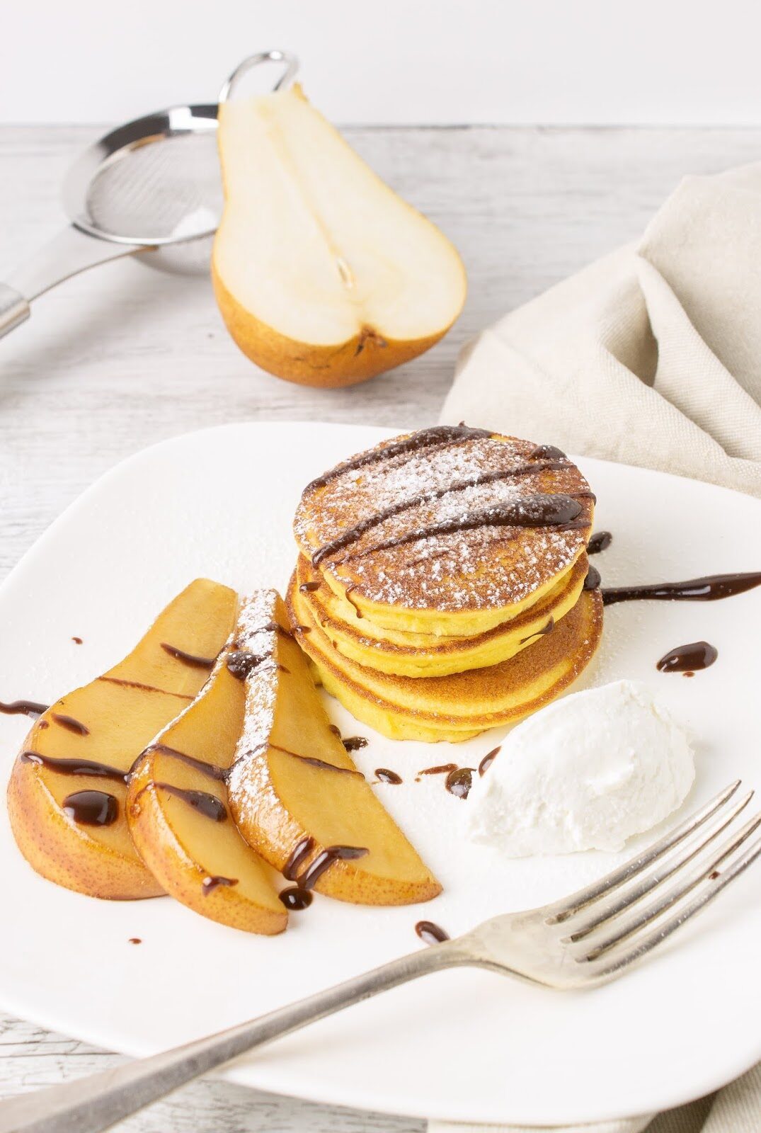 Glutenfree pancakes alla ricotta con pere caramellate e salsa al cioccolato