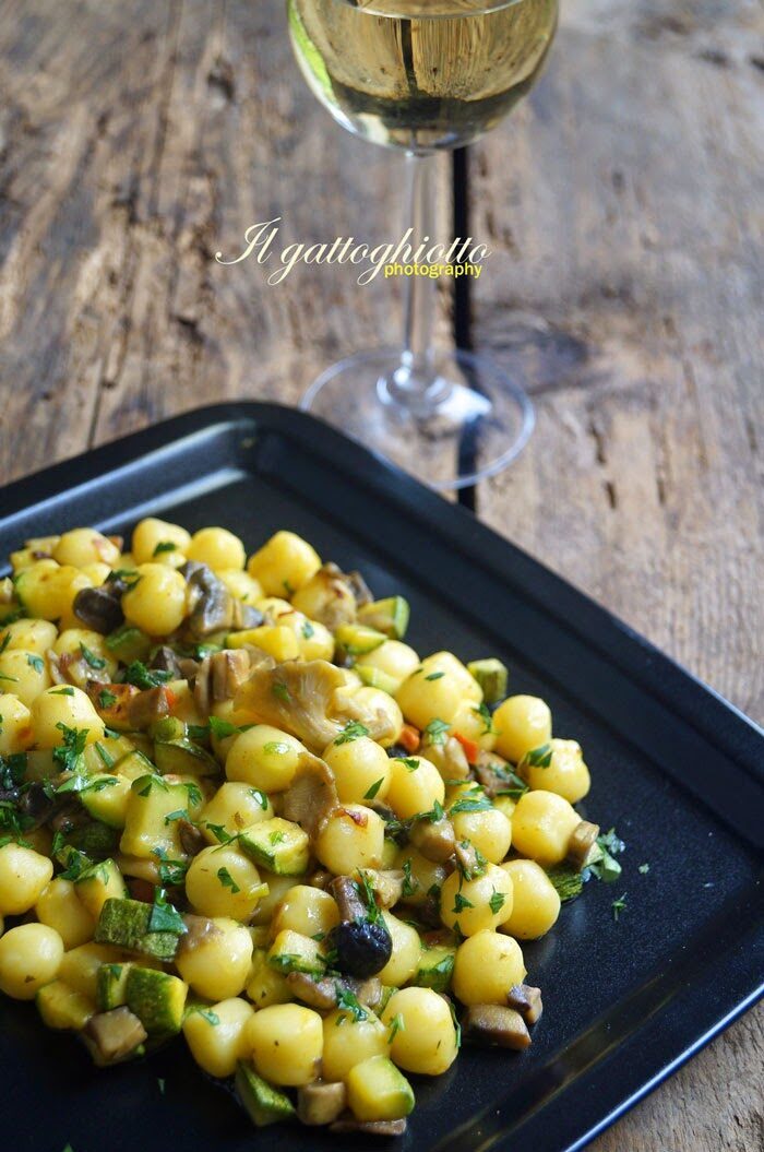 Gnocchetti con funghi, zucchini e curry