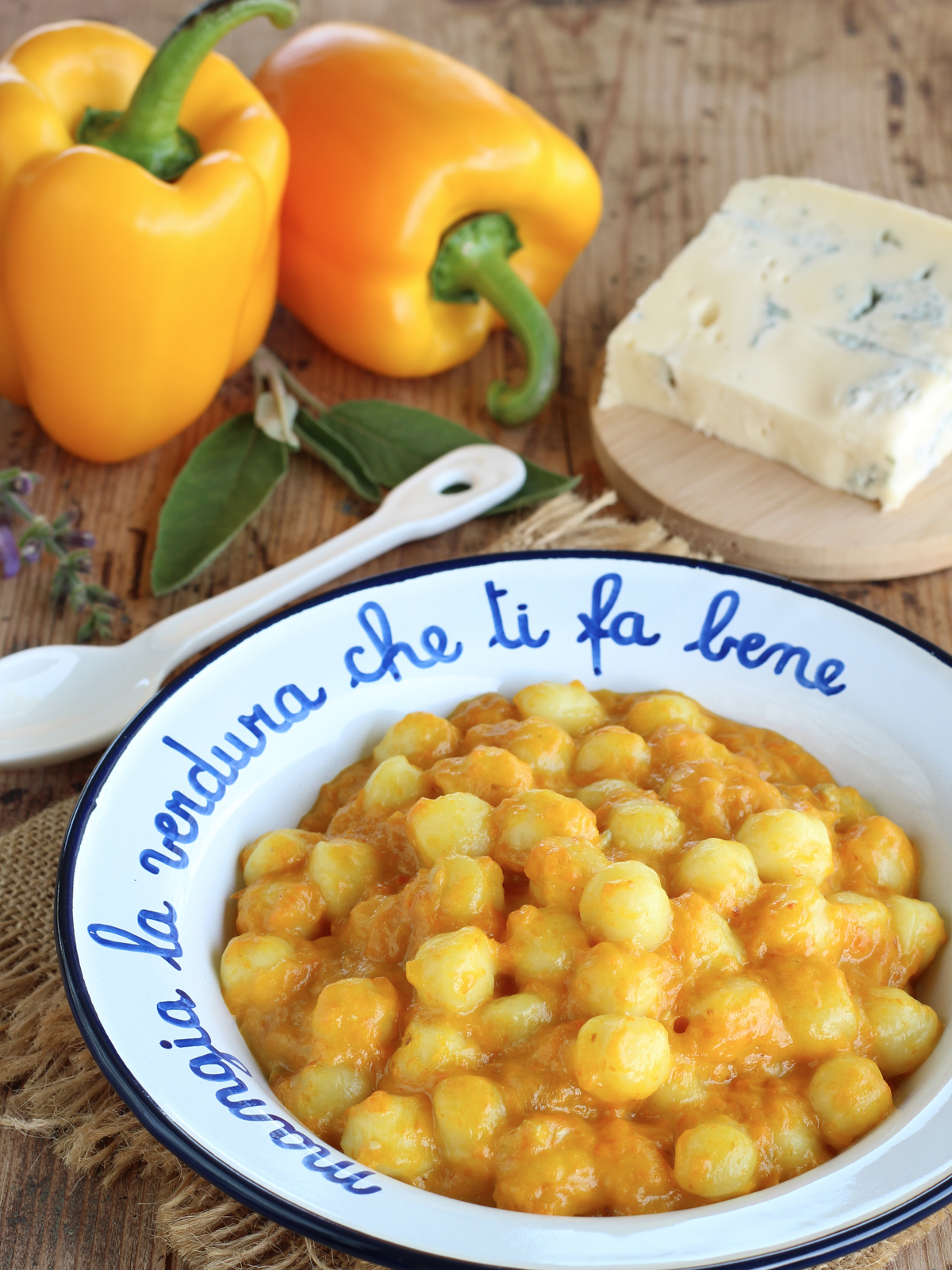Gnocchetti con peperoni e gorgonzola
