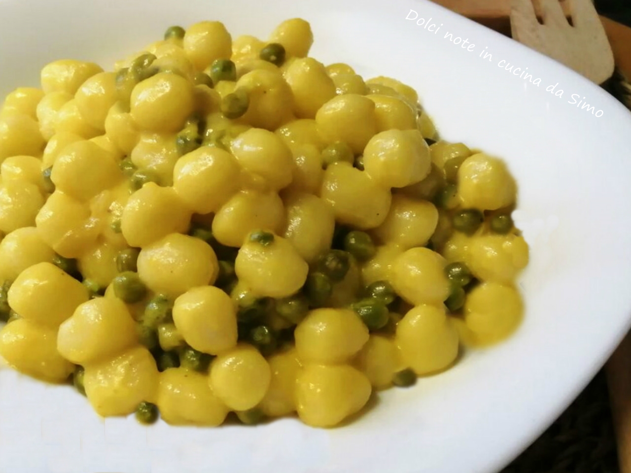 Gnocchetti cremosi alla curcuma e piselli