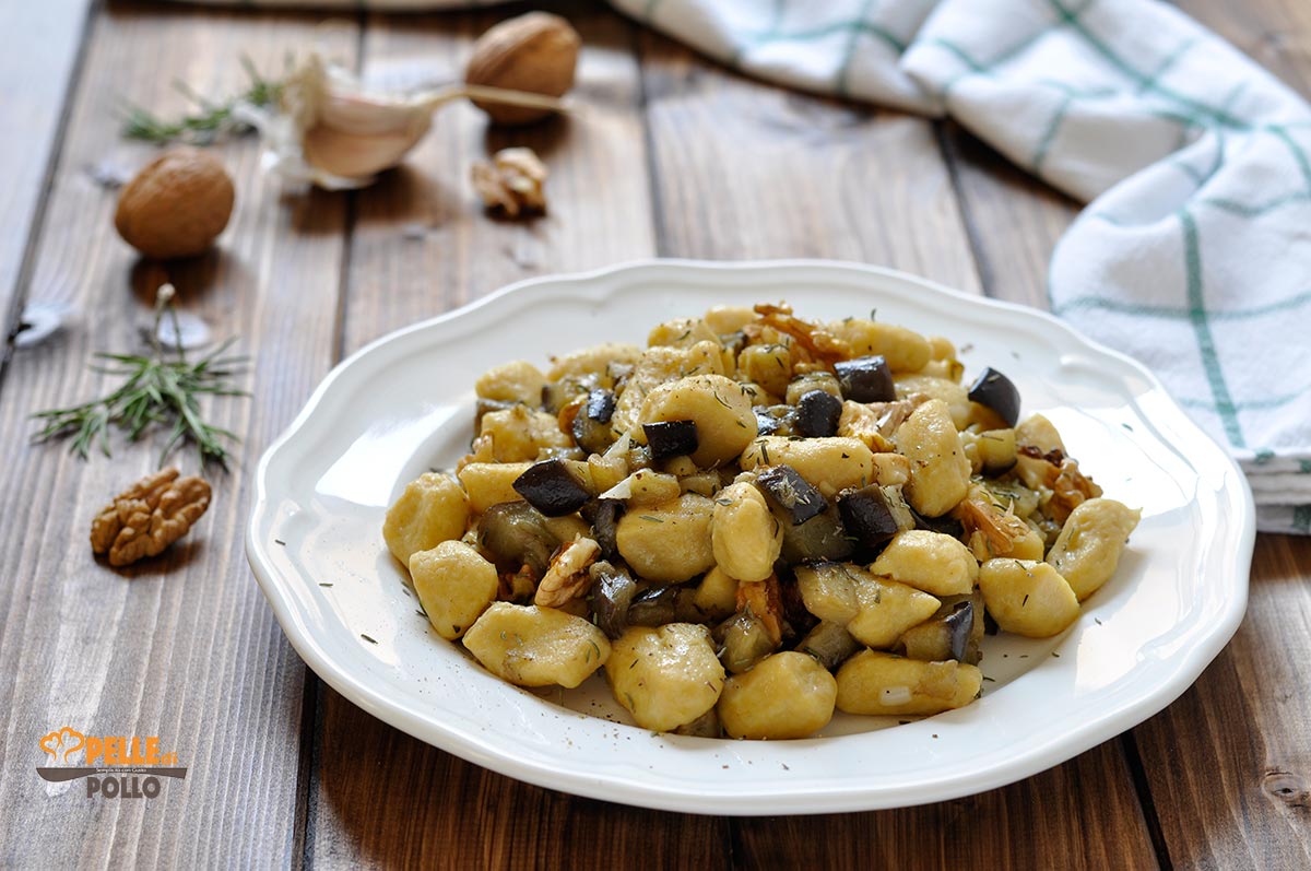 Gnocchetti di ceci con melanzane e noci