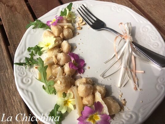 Gnocchetti di pane al parmigiano con granella di nocciole