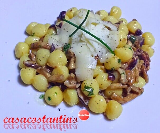 Gnocchetti di patata con fonduta di asiago e funghi chiodini speziati