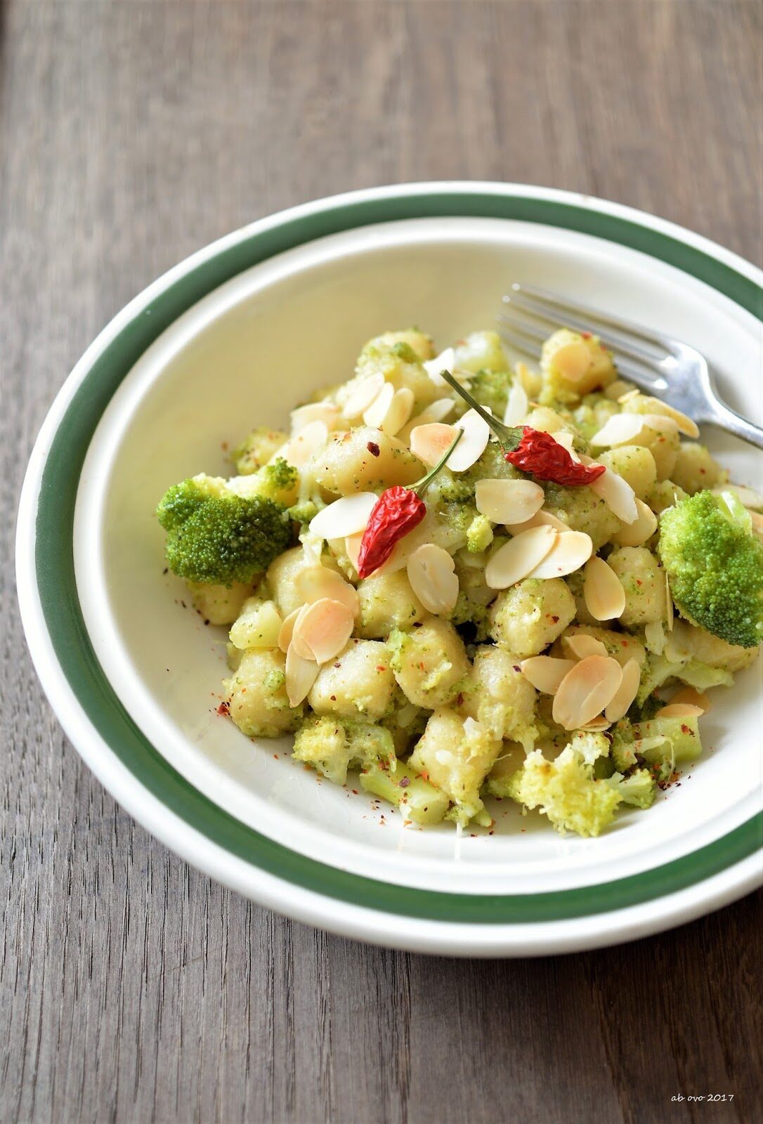 Gnocchetti di semola al curry con broccoli piccanti