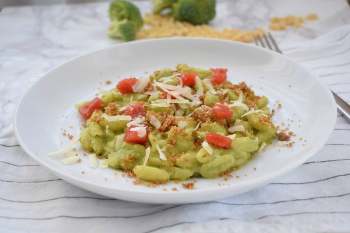 Gnocchetti sardi al pesto di broccoli, briciole croccanti d’acciughe e riccioli di pecorino