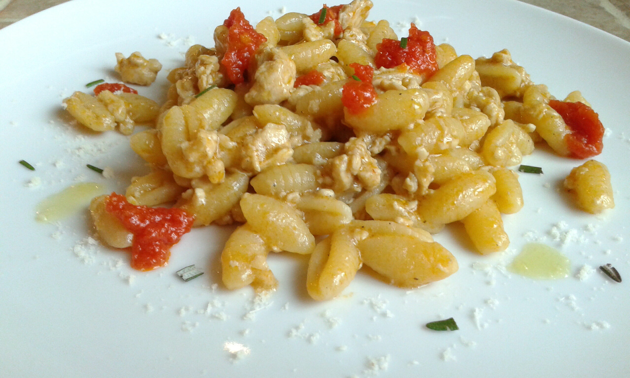 Gnocchetti sardi con ragù di pollo, paprika e salsa di pomodori freschi