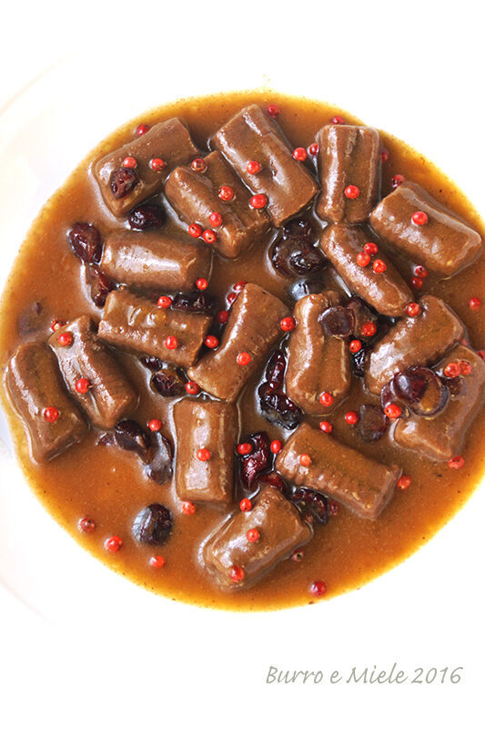 Gnocchi al cacao, ciliegie e pepe rosa