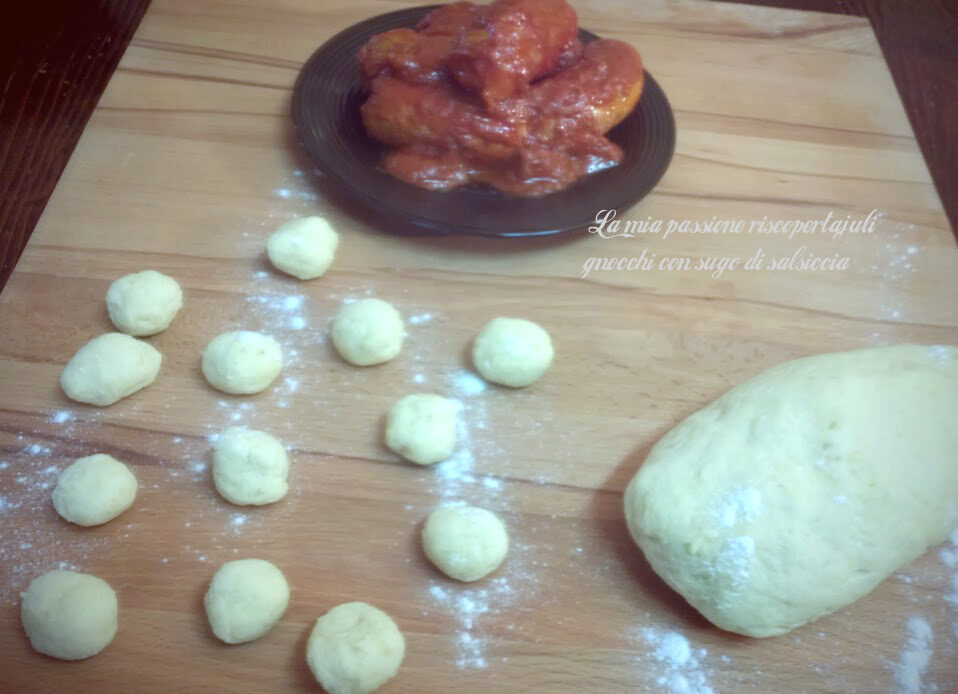 Gnocchi, al formaggio al sugo
