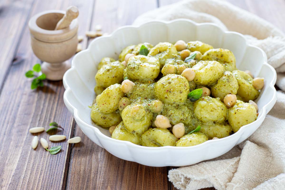 Gnocchi al pesto di basilico e ceci